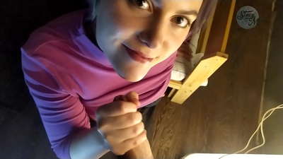 ကွမ်းသီးကွက်နှင့် ကောင်းသော နက်နဲသောကျိုက်ပါရှိသော ပုံမှန်ရုရှားအိမ်တွင်းရုပ်ရှင်